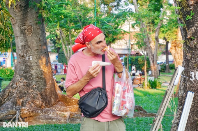 Foreign visitors hooked on Vietnam’s banh mi - 4