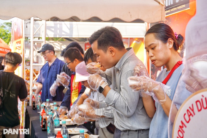 Foreign visitors hooked on Vietnam’s banh mi - 5
