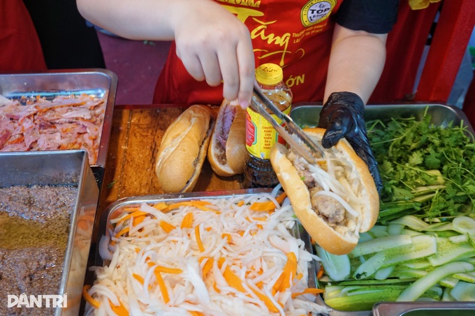 Foreign visitors hooked on Vietnam’s banh mi - 2