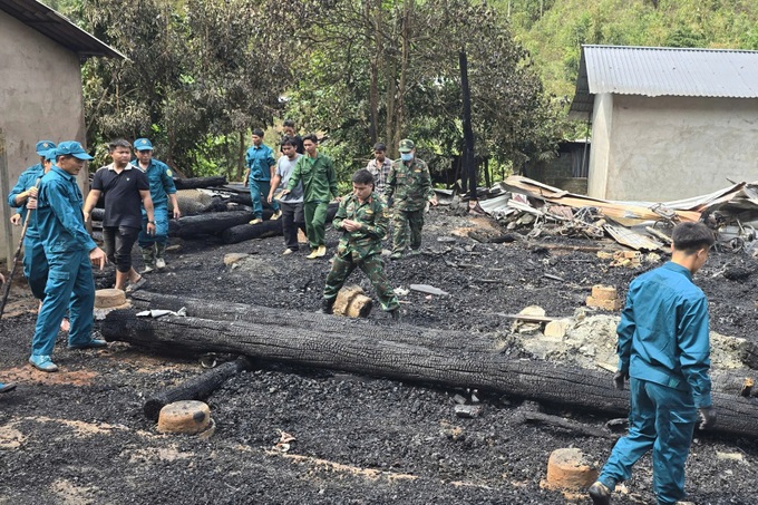 Three children die in stilt house fire in Lai Chau - 1