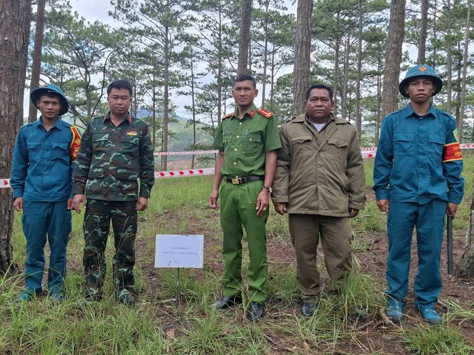 Wartime mortar shell found on pine hill in Lam Dong - 2