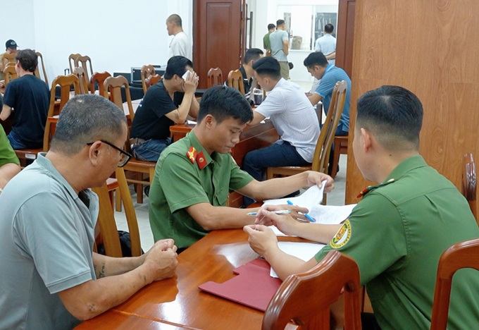 HCM City police receive 33 Vietnamese deported from US - 2