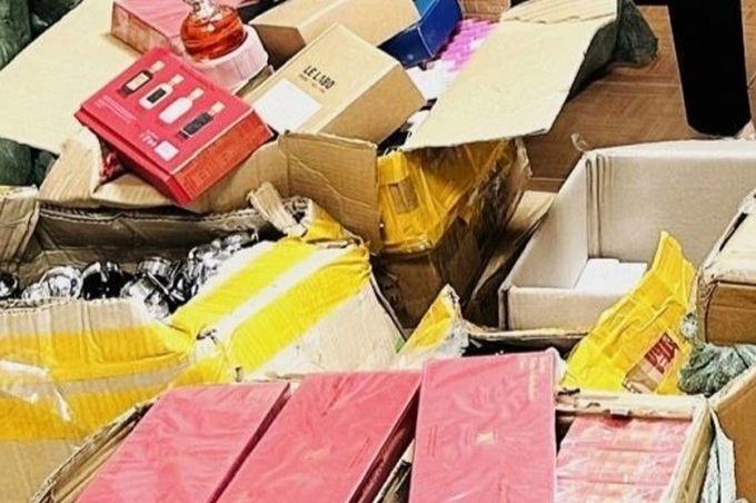Thanh Hoa busts fake luxury perfume trafficking ring - 2