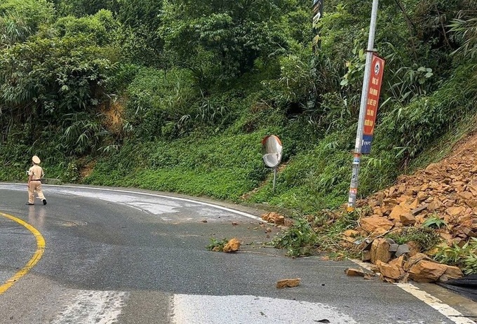 Police urge public to avoid travel to Tam Dao after landslide - 2