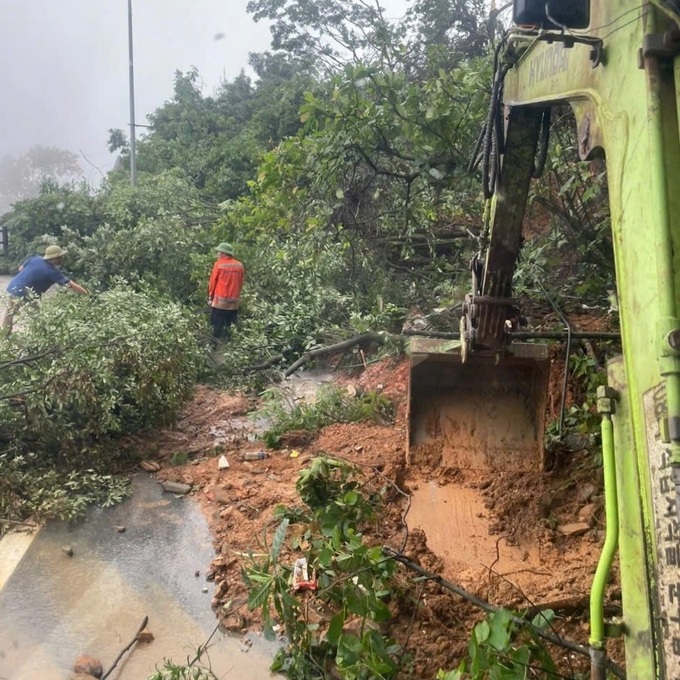 Police urge public to avoid travel to Tam Dao after landslide - 1