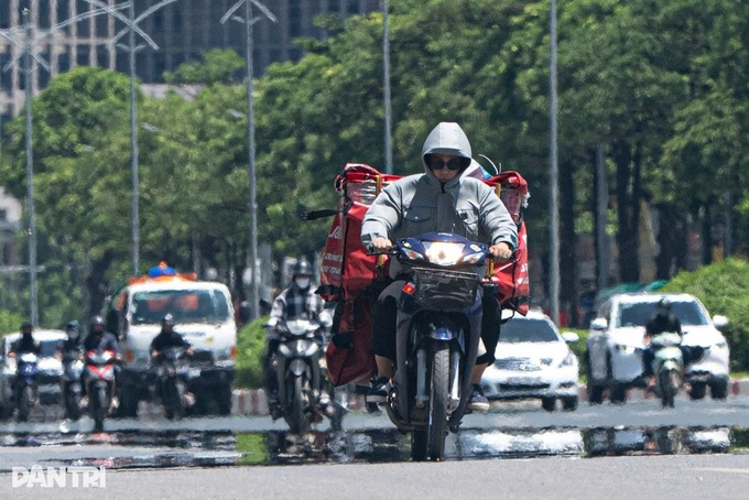 Hanoi swelters in severe heatwave as temperatures hit 42 degrees Celsius - 1