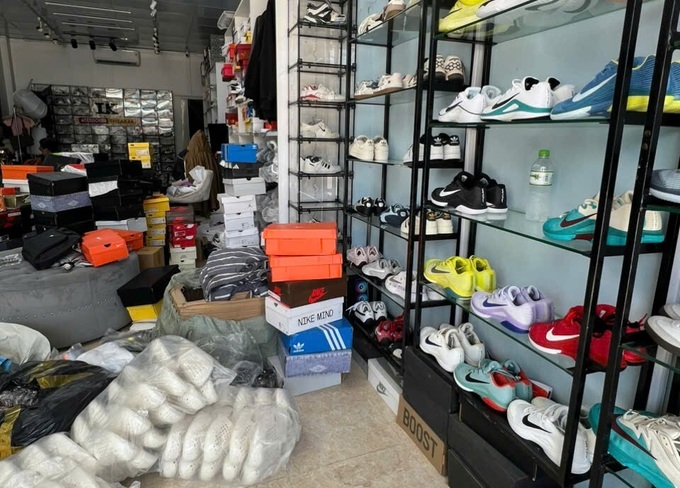 Police seize 7,600 fake branded shoes in Ninh Binh - 2