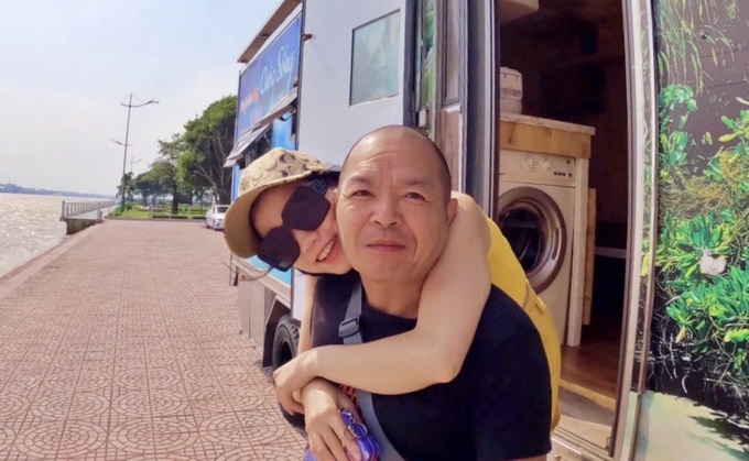 Hanoi couple turn lorry into mobile home for five-year journey - 5