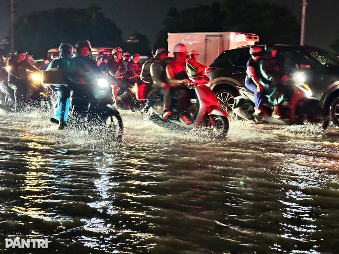 Heavy rain causes flooding and traffic congestion across Hanoi - 3