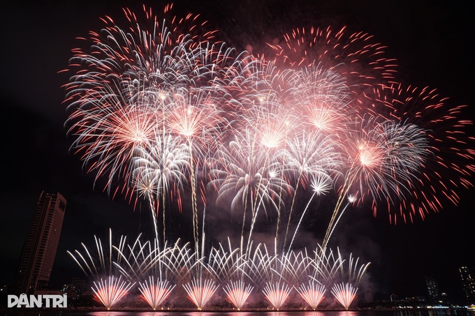 China and Portugal reach Danang fireworks festival final - 1