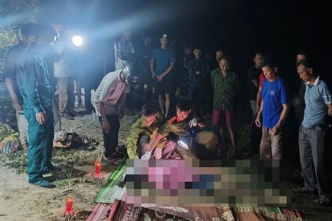 Four family members die in boat capsizing on Ha Tinh river - 1