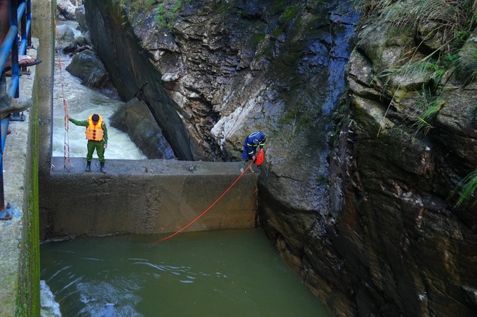Two tourists swept away in Lao Cai stream accident - 2