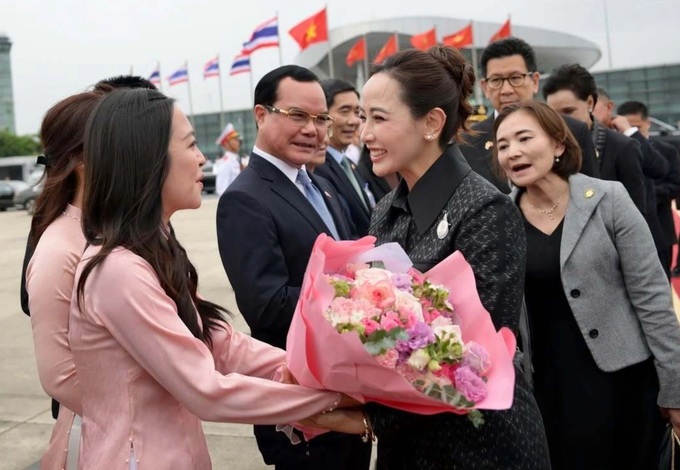 Vietnamese tailor spent 10 hours making ao dai for Thai PM's wife - 2 Vietnamese tailor spent 10 hours making ao dai for Thai PM's wife - 2