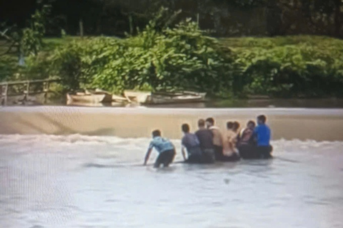 Couple die after boat capsizes on Dak Lak river - 1 Couple die after boat capsizes on Dak Lak river - 1