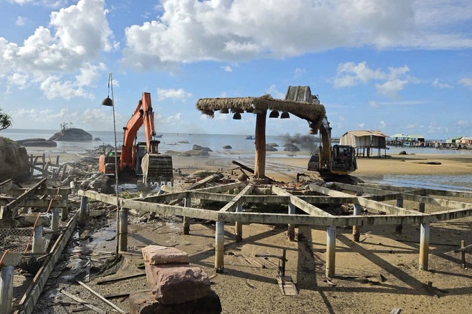 Authorities remove illegal seafront bungalows in Phu Quoc - 1