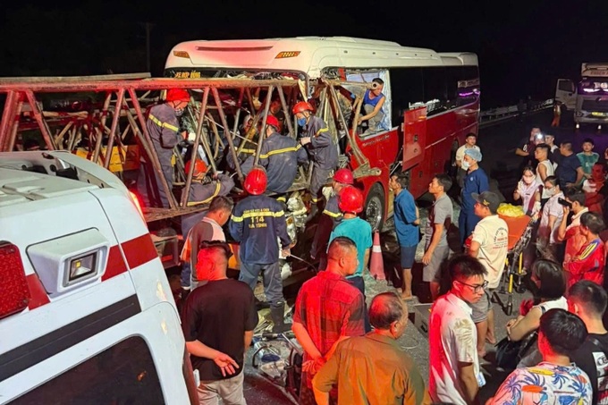 Coach crashes into lorry, driver killed, eight injured - 1
