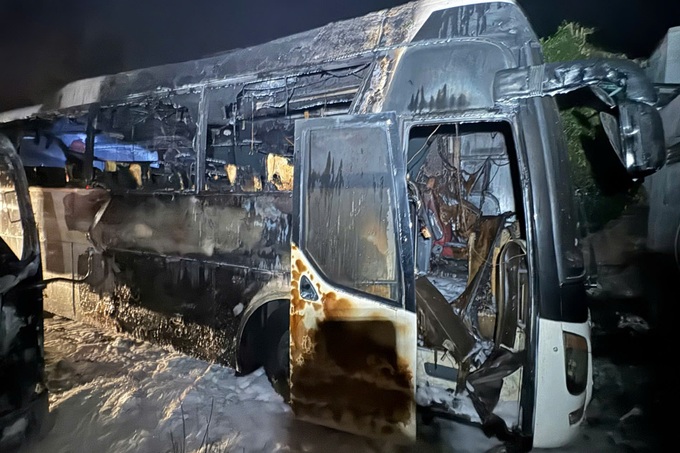 Several cars destroyed in overnight fire at Nha Trang car park - 2
