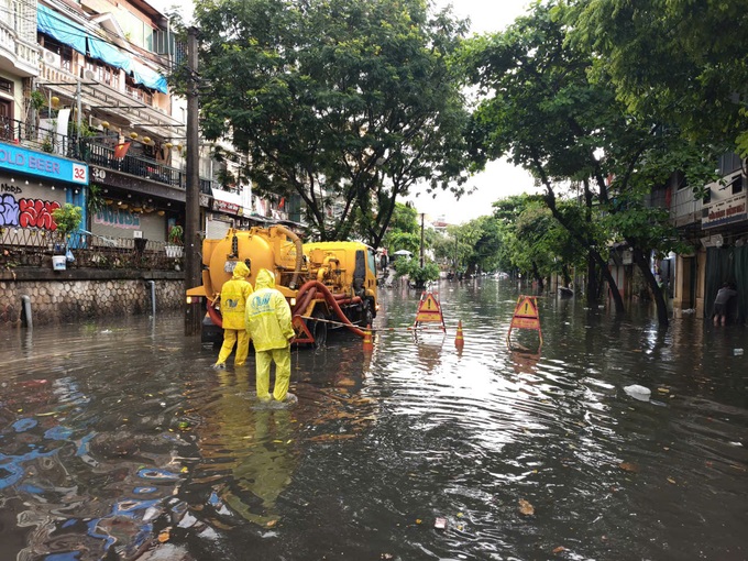 Many areas in Hanoi flooded after heavy rain - 2 Many areas in Hanoi flooded after heavy rain - 2