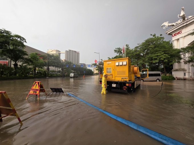 Many areas in Hanoi flooded after heavy rain - 1 Many areas in Hanoi flooded after heavy rain - 1
