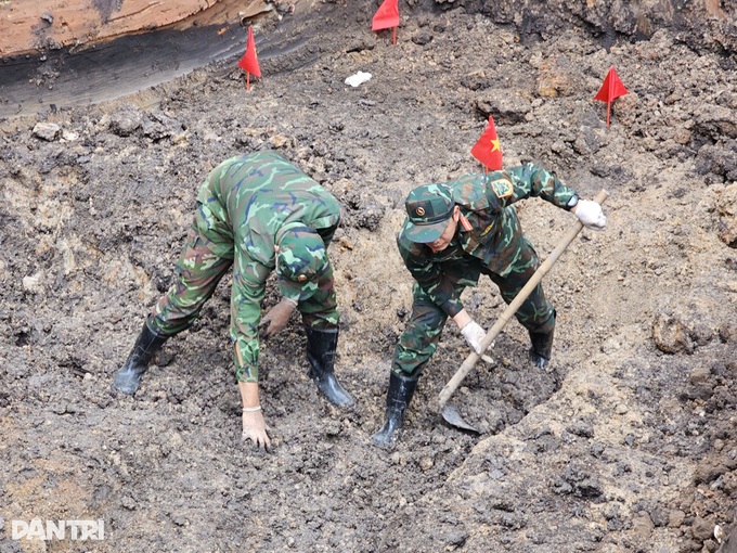 Mass grave of nine fallen soldiers found in Ho Chi Minh City park - 1