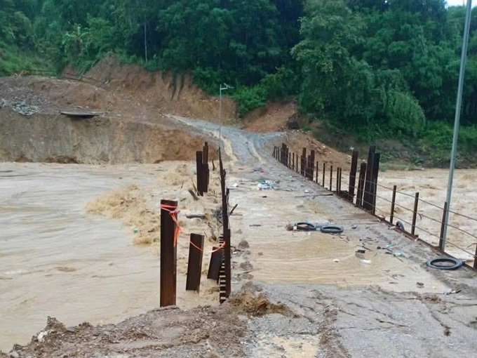 Nearly 1,400 people isolated in Nghe An after flood sweeps away bridge - 1
