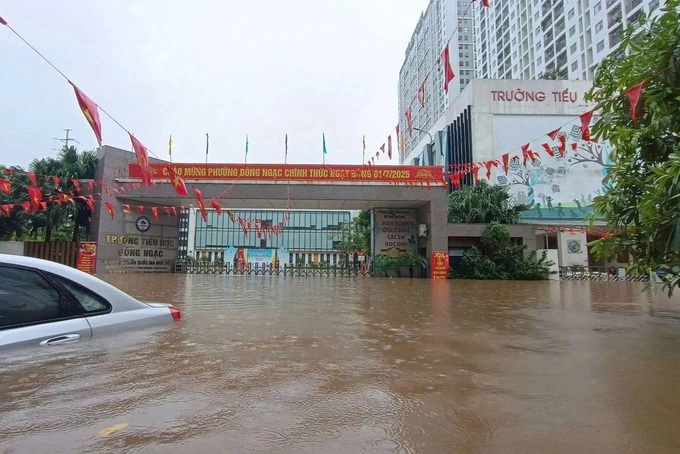Hanoi schools delay return, move online amid heavy rain - 1