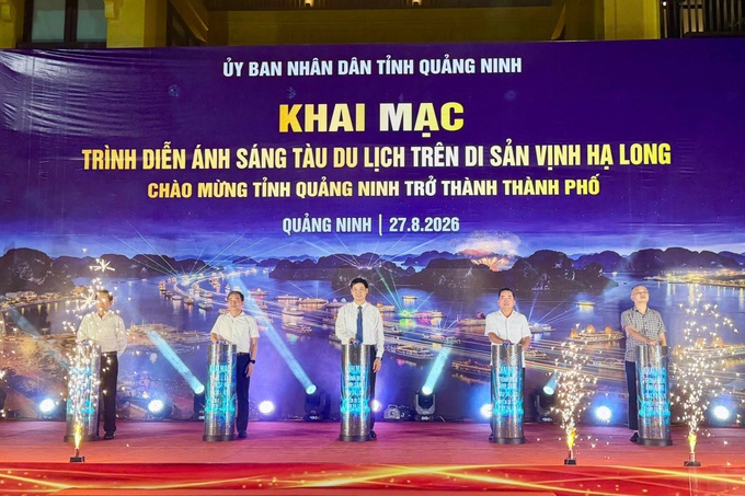 More than 70 cruise vessels stage light show on Ha Long Bay - 1 More than 70 cruise vessels stage light show on Ha Long Bay - 1