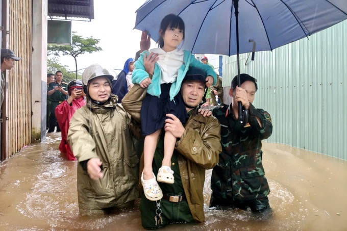 Floodwaters inundate residential areas in Gia Lai, up to 1.2m - 1 Floodwaters inundate residential areas in Gia Lai, up to 1.2m - 1