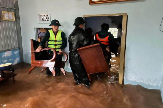 Floodwaters inundate residential areas in Gia Lai, up to 1.2m - 2 Floodwaters inundate residential areas in Gia Lai, up to 1.2m - 2