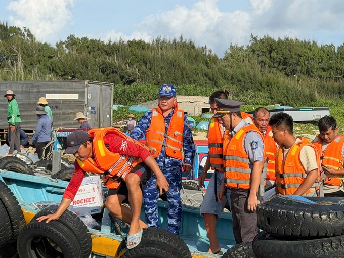 Rescue ship safely tows fishing boat carrying 21 fishermen to Phu Quy - 1 Rescue ship safely tows fishing boat carrying 21 fishermen to Phu Quy - 1