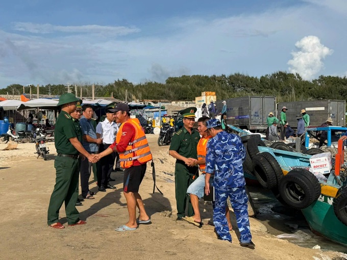 Rescue ship safely tows fishing boat carrying 21 fishermen to Phu Quy - 2 Rescue ship safely tows fishing boat carrying 21 fishermen to Phu Quy - 2