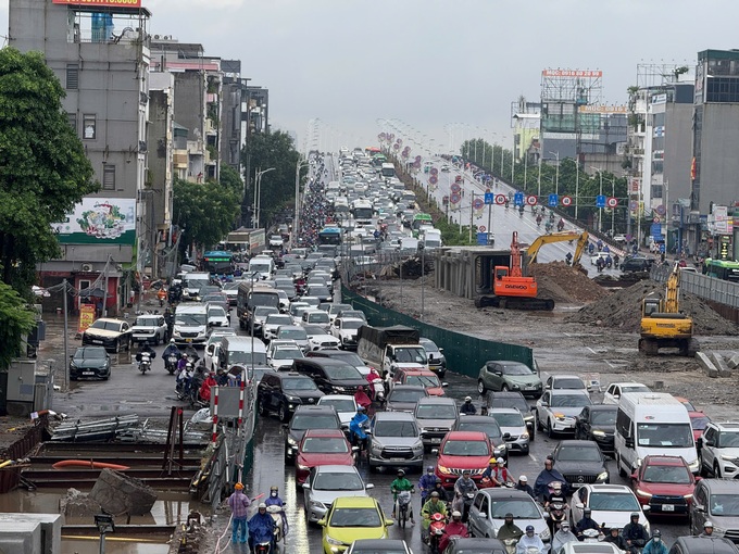 Many streets in Hanoi flooded after overnight heavy rain - 2