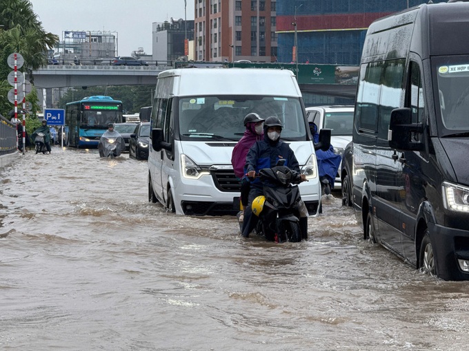 Many streets in Hanoi flooded after overnight heavy rain - 1