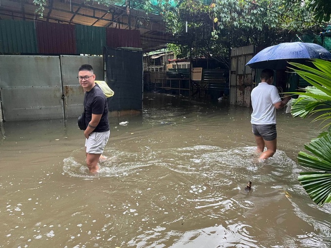 Many streets in Hanoi flooded after overnight heavy rain - 3
