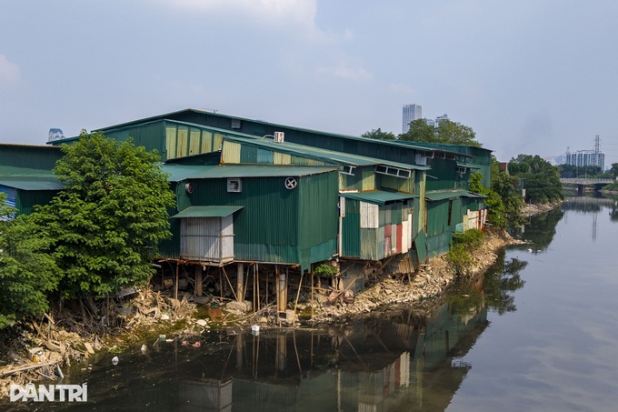 Hanoi orders crackdown on illegal structures along Nhue River - 1