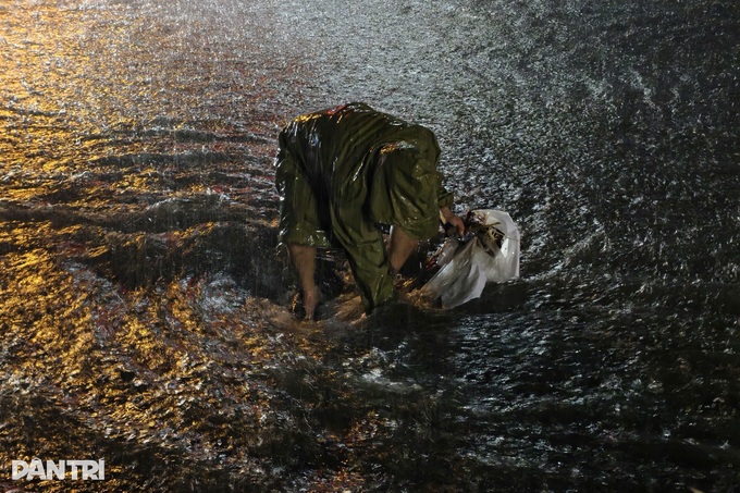 Ho Chi Minh City streets heavily flooded after torrential rain - 2