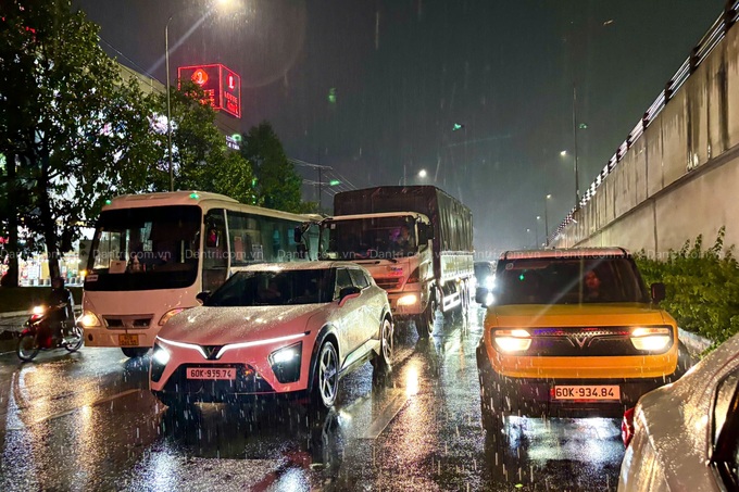 Heavy rain floods roads, causes congestion in central Dong Nai - 2