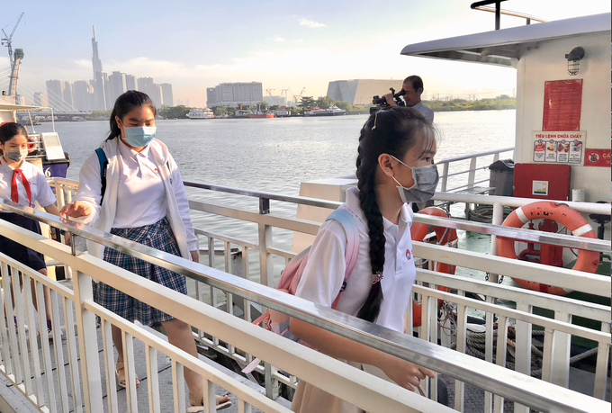 Ho Chi Minh City students crossing rivers must wear life jackets - 1