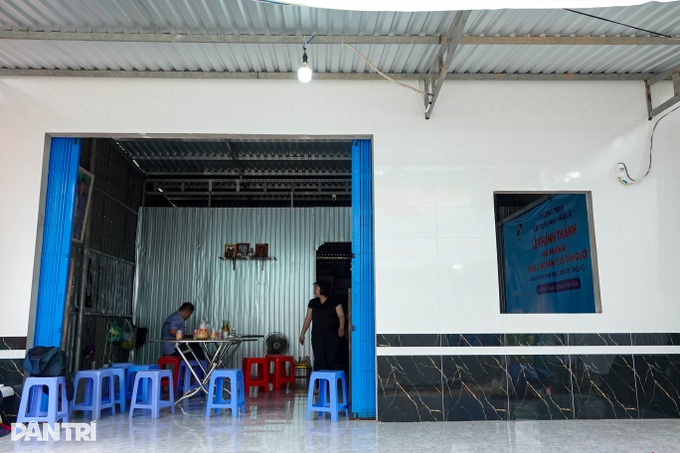 Two poor families in Vinh Long receive new donor-funded homes - 5