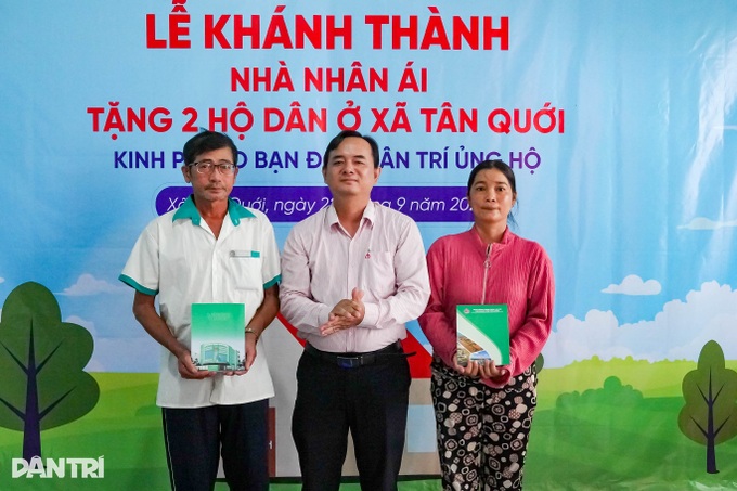 Two poor families in Vinh Long receive new donor-funded homes - 3
