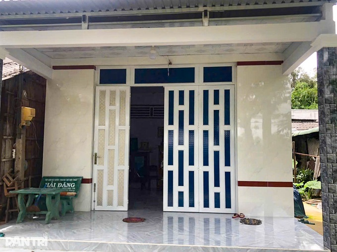 Two poor families in Vinh Long receive new donor-funded homes - 7