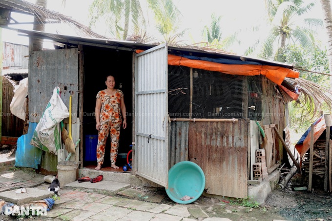 Two poor families in Vinh Long receive new donor-funded homes - 4