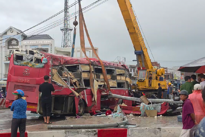 Two killed, five injured in coach crash on Gia Lai road - 1 Two killed, five injured in coach crash on Gia Lai road - 1