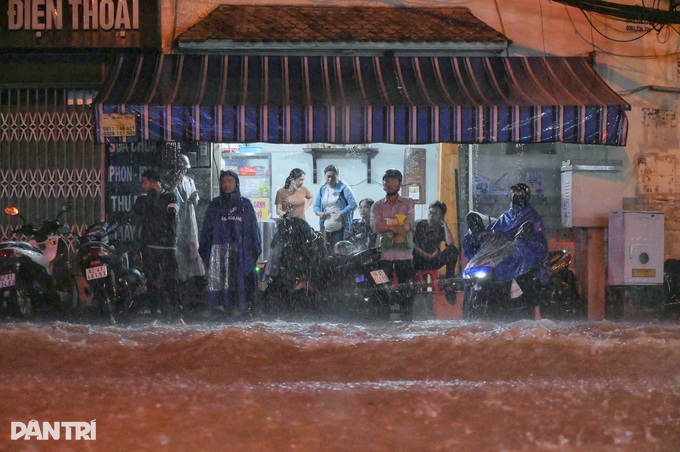 Heavy rain floods roads during evening rush hour in Ho Chi Minh City - 2 Heavy rain floods roads during evening rush hour in Ho Chi Minh City - 2
