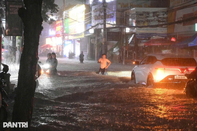 Heavy rain floods roads during evening rush hour in Ho Chi Minh City - 3 Heavy rain floods roads during evening rush hour in Ho Chi Minh City - 3