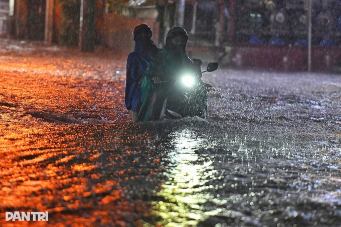 Heavy rain floods roads during evening rush hour in Ho Chi Minh City - 1 Heavy rain floods roads during evening rush hour in Ho Chi Minh City - 1