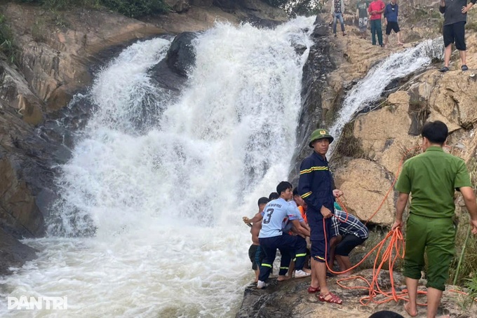 Two teenagers drown while swimming at Quang Tri waterfall - 1