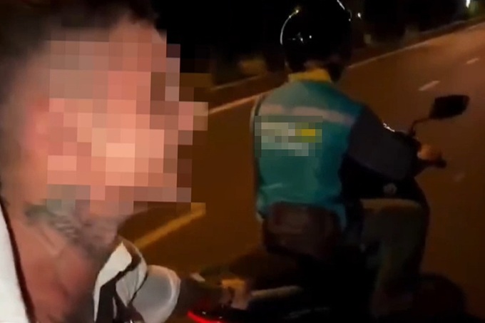 Foreign man filmed skateboarding while holding on to motorbike in Nha Trang - 1