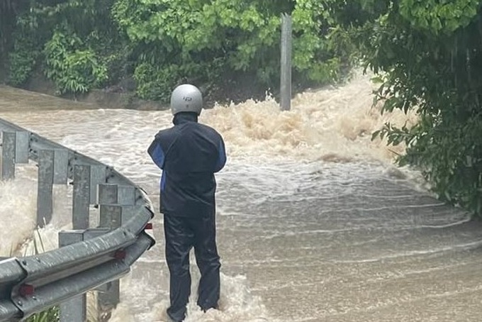 Heavy rain sends torrents down roads on Cu Lao Cham Island - 1