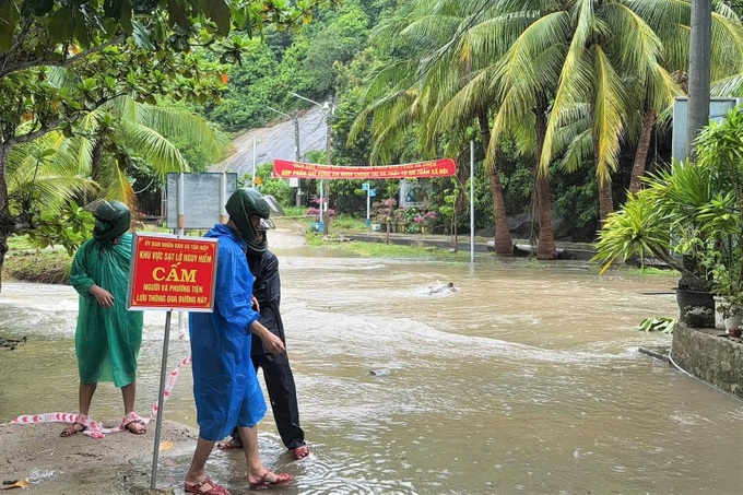Heavy rain sends torrents down roads on Cu Lao Cham Island - 2